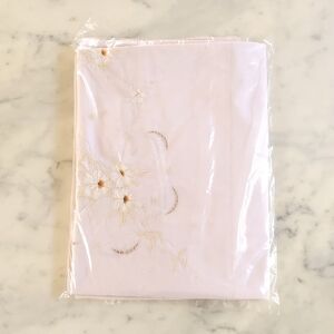 NWOT. Vintage Cotton Hand Embroidered Multicolor Flowers Tablecloth & 12 Napkins